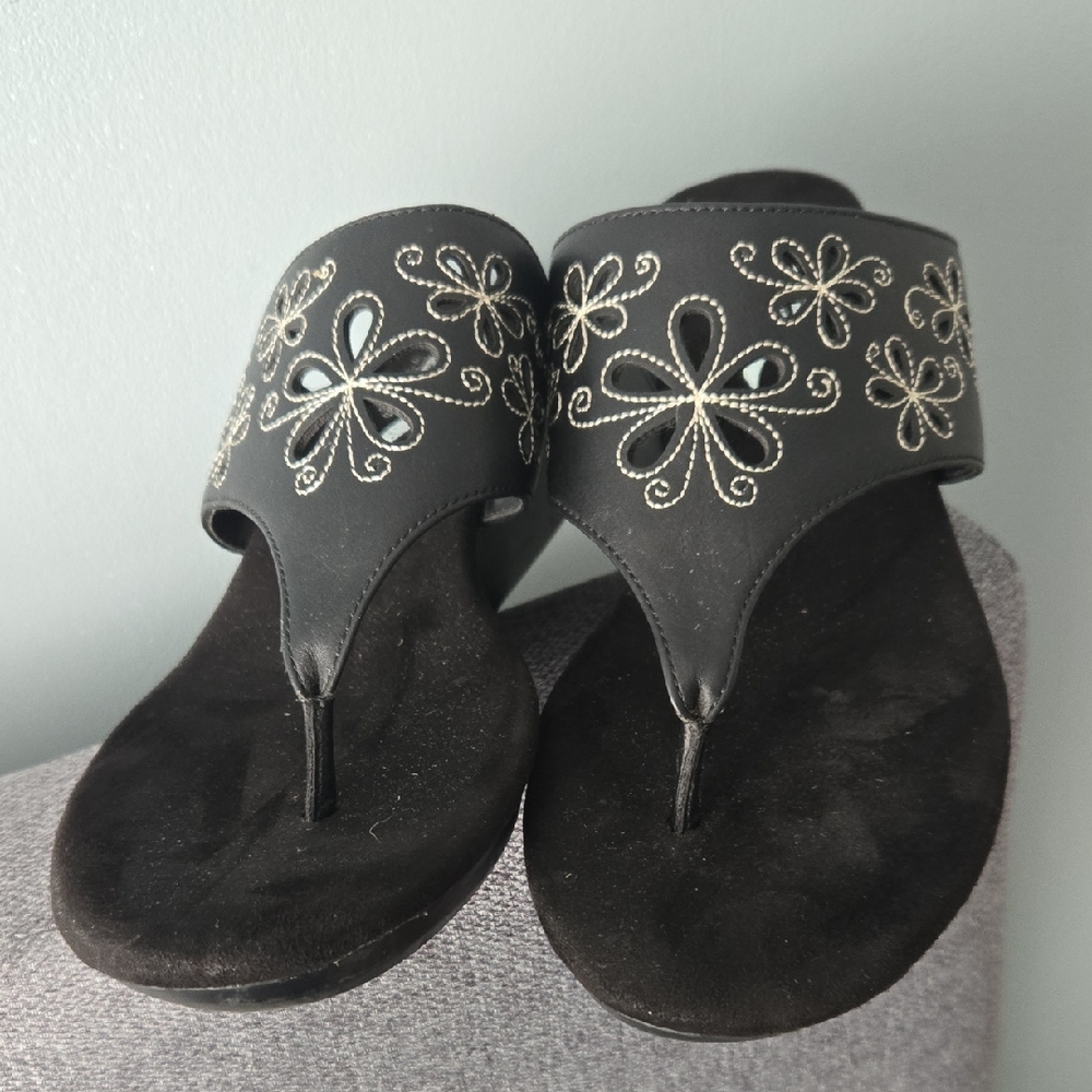 AEROSOLES Black Floral Women's Sandals Heelrest Wedge. New Without Box